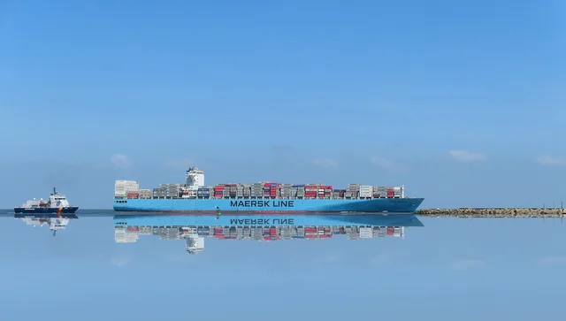 freighter, shipping, container ship, freight, ship, water transport, container, container freighter, hamburg, nature, charge, elbe, merchandise trade, water, trade, cargo ship. Fraktkostnader och deras påverkan på prissättning