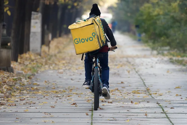 courier, delivery man, delivery service, nature, riding a bicycle, autumn, urban, delivery, bicyclist, box, transport, leaves. Kriterier för transportörsavtal i e-handeln