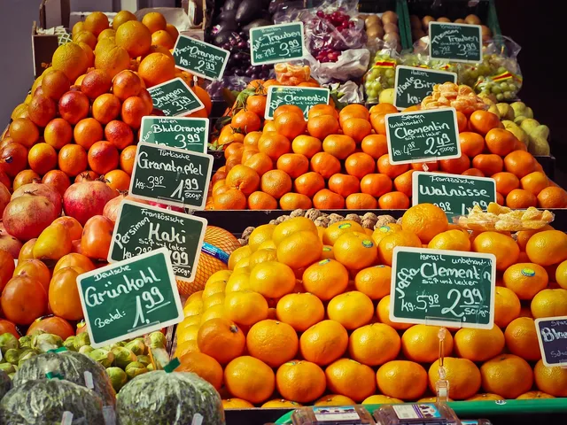 fruit stand, fruits, produce, harvest, organic, fresh produce, farmer's market, market stall, healthy, food, sale, vitamins, oranges, clementines, fresh fruits, sale, sale, sale, sale, sale. Moms och skatt vid marknadsplatsförsäljning